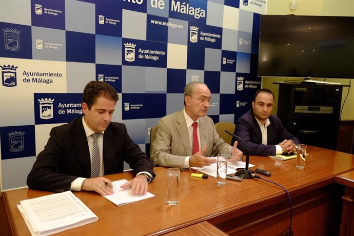 El alcalde, Francisco de la Torre, junto con Mario Cortés y Carlos Conde