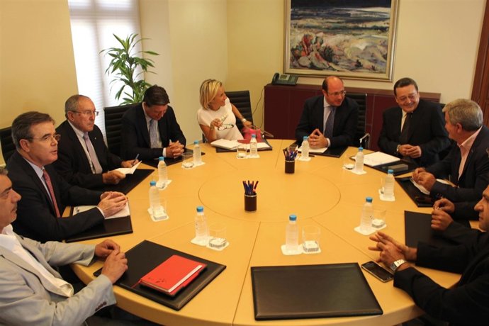 Reunión del presidente de la Comunidad con representantes del sector