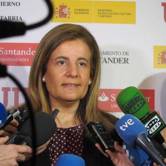 Fátima Báñez ante los medios