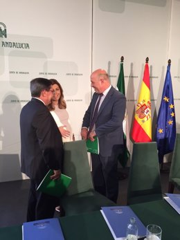 Antonio Ruiz (dcha.) con Susana Díaz en el acto de firma