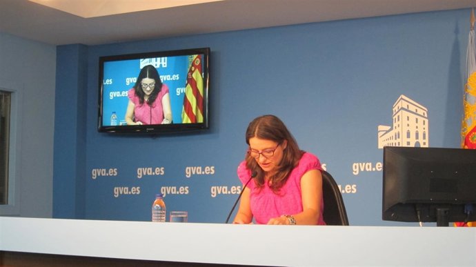 Oltra atiende a los medios tras el pleno del Consell