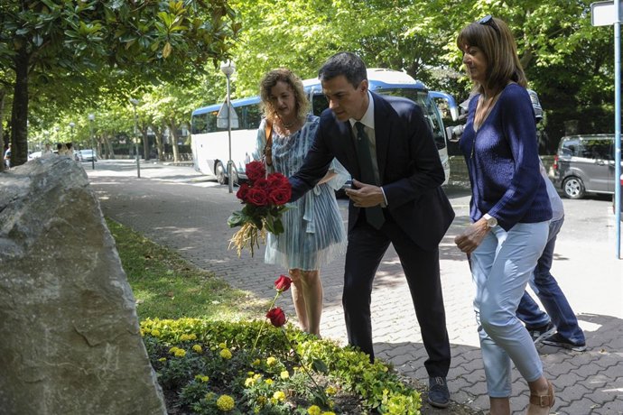 Pedro Sánchez e Idoia Mendia en el monolito de Fernando Buesa