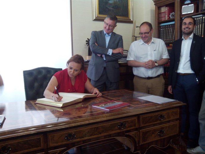 Mayte Pérez durante la reunión con el alcalde de Teruel.