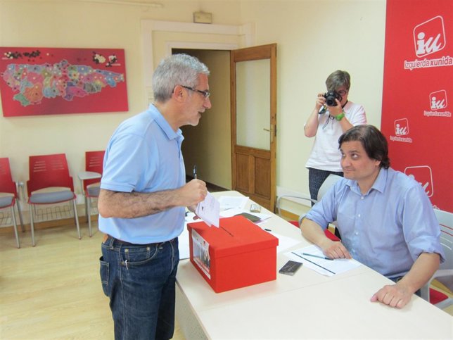 Llamazares vota en la consulta de IU sobre el pacto de investidura. 