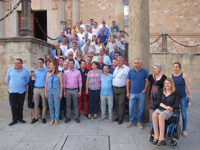 Luis Tudanca con alcaldes y concejales socialistas en Salamanca