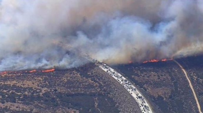 Incendio afecta a autopista en California