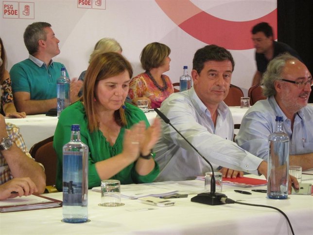 El líder del PSdeG, José Ramón Gómez Besteiro, junto a Pilar Cancela