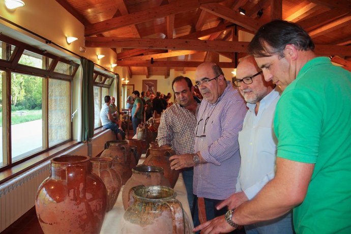 Oria inaugura una exposición de alfarería y cerámica en Camaleño