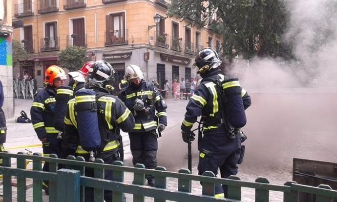 Bomberos extinguen el incendio en la Plaza del 2 de Mayo