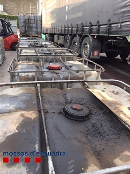 Depósitos con aceite industrial usado