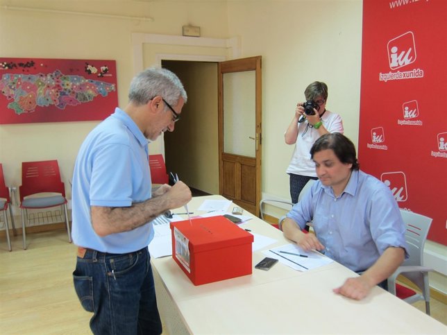 El portavoz parlamentario de IU, Gaspar Llamazares, vota en la consulta. 