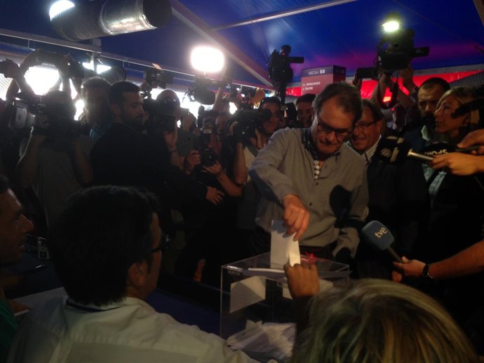El pte.De la Generalitat, Artur Mas, vota en las elecciones del FC Barcelona