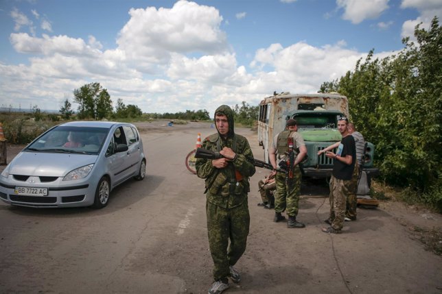 Pro-rusos en un punto de control en Lugansk, Ucrania