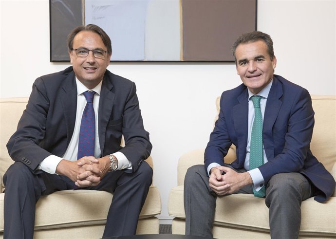 Victorino Lluch y Rafael Herrador, de CaixaBank en Andalucía