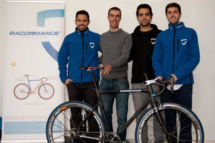 Miembros de la empresa de bicicletas de basalto sevillana Racormance