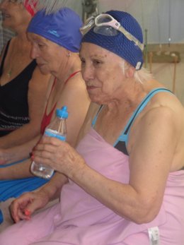 Personas mayores bebiendo agua. Hidratación