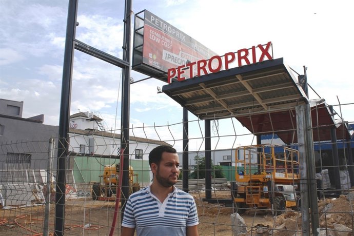 Visita de Daniel González Rojas a obras de una gasolinera en Bellavista