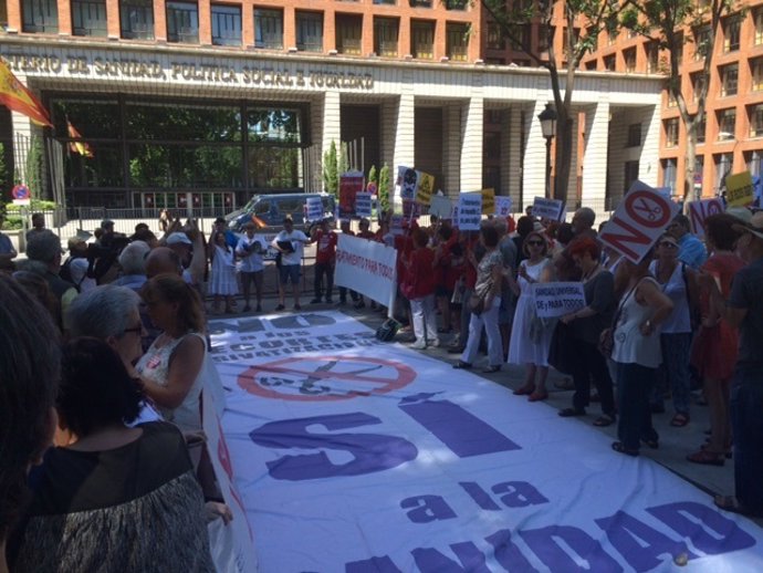 Manifestantes ante el Ministerio de Sanidad