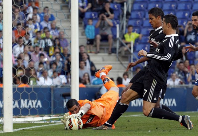 Kiko Casilla ante Varane y Cristiano Ronaldo