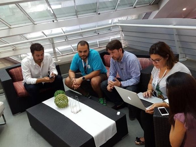 Encuentro vía Twitter de Carlos Alonso