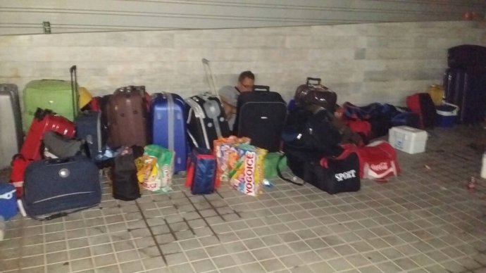 Afectados por una supuesta estafa durmiendo en Almería