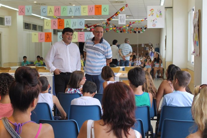 Visita del alcalde de Huelva al campamento de verano de La Orden