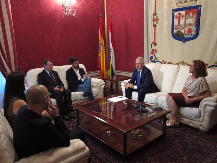 Imagen del encuentro de Ceniceros y Martínez con los diputados de C's