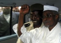 Habré es obligado "por la fuerza" a comparecer ante el tribunal senegalés