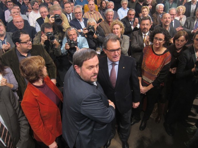 Oriol Junqueras saluda a Artur Mas