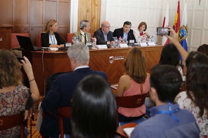 El consejero de Economía, Hacienda y Empleo en la UIMP