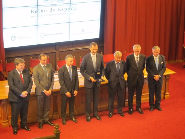 Urkullu junto al Rey en la entrega del premio a Ferrer