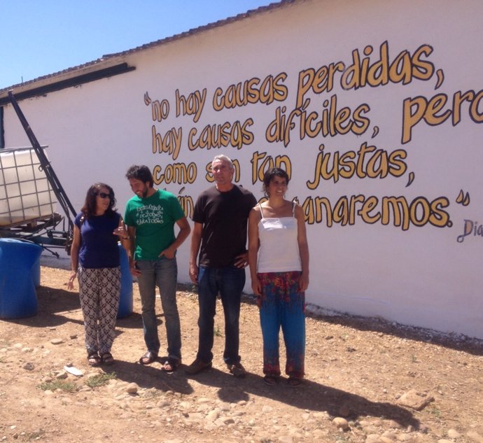 Teresa Rodríguez (dcha.), junto a Diego Cañamero en la finca de 'Somonte'