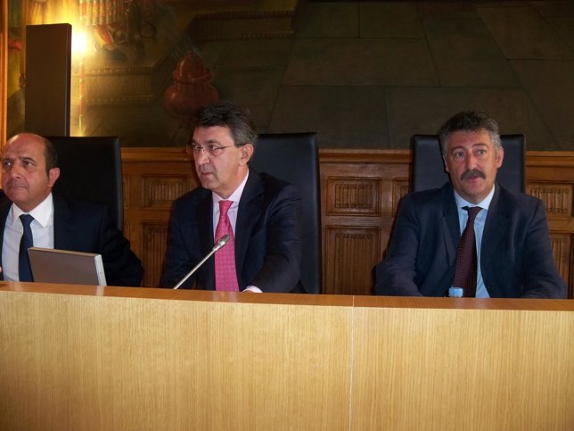 Juan Martínez Majo (C) preside el Pleno