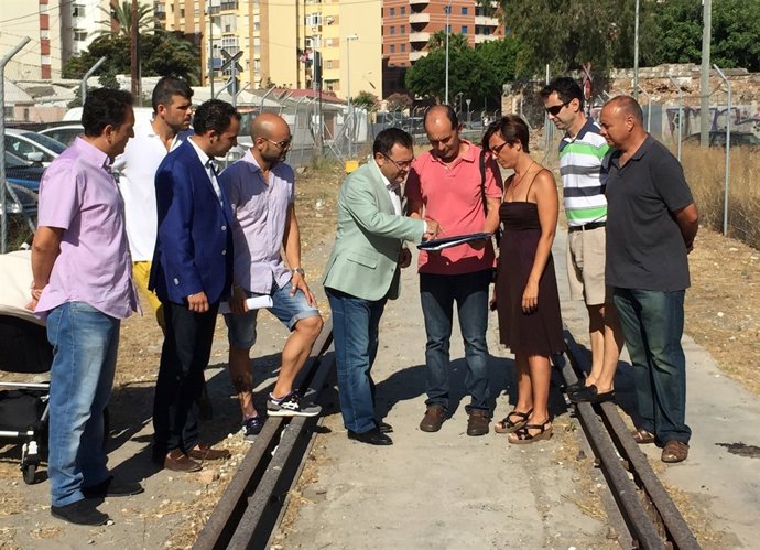 Heredia y María Gámez con estibadores puerto málaga vías tren soterramiento