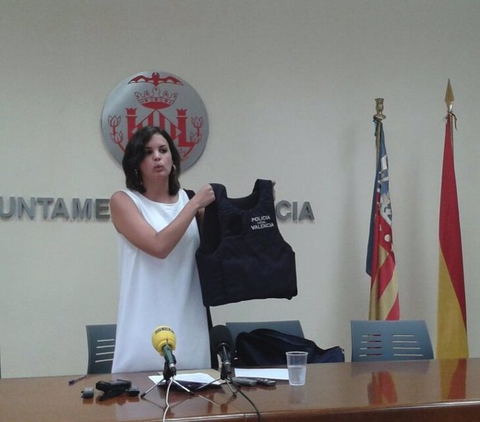 La concejala Sandra Gómez muestra uno de los nuevos chalecos 