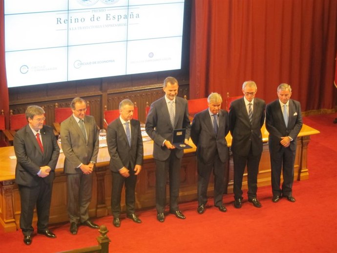 Urkullu junto al Rey en la entrega del premio a Ferrer
