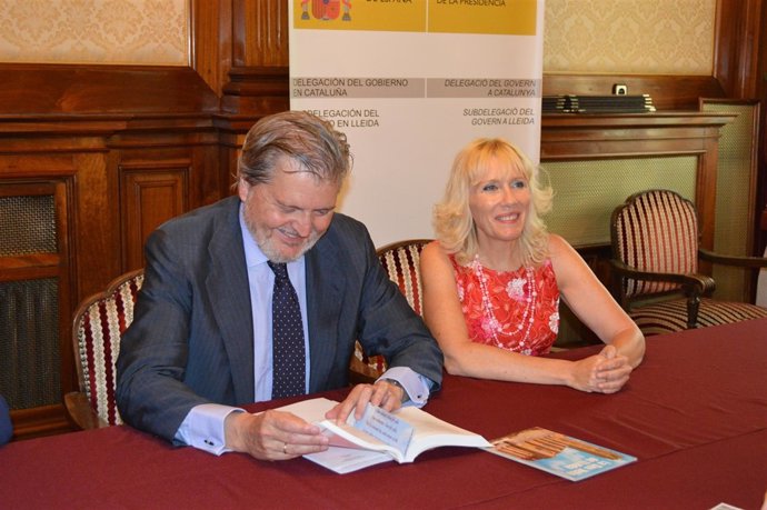 El ministro Íñigo Méndez de Vigo con subdelegada Gobierno en Lleida Inma Manso