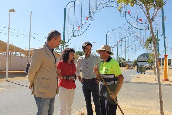 Tobar visita el recinto de las Fiestas Colombinas. 
