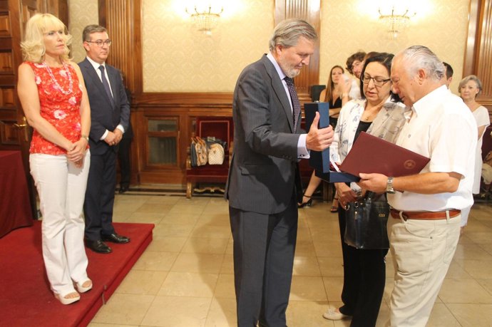 El ministro Méndez de Vigo condecora al maestro asesinado por un alumno