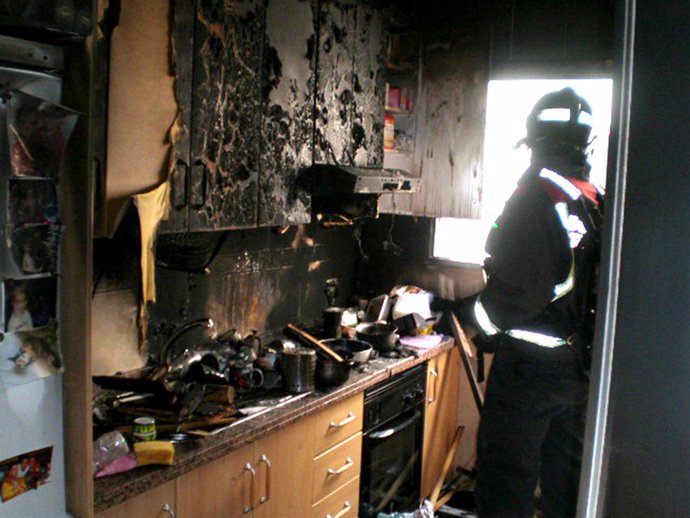 Los bomberos extinguen un incendio en una vivienda