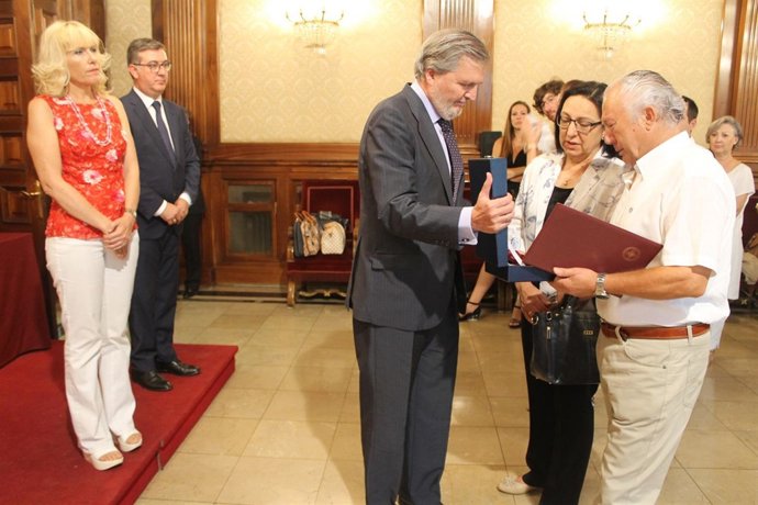 El ministro Méndez de Vigo condecora al maestro asesinado por un alumno