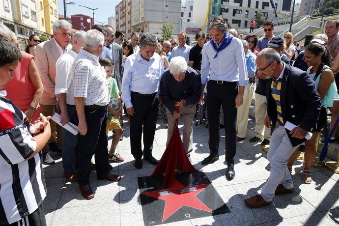 Sánchez descubriendo la estrella