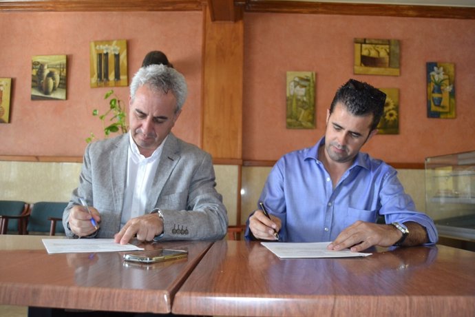 Maximiano Izquierdo y Gabriel González firman la entrega de las obras
