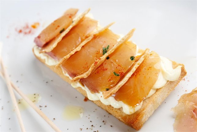 Canapé de dorada ahumada