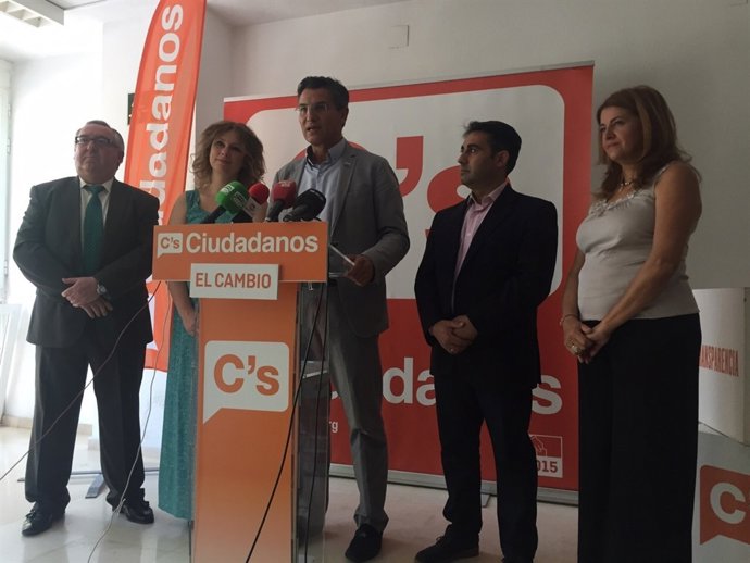 Luis Salvador junto a otros miembros de la candidatura al congreso.