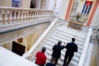 La bandera cubana es izada de nuevo en Washington