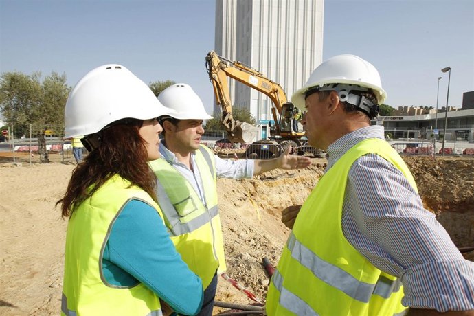El alcade de Mairena del Aljarafe,  Antonio Conde, en las obras del arroyo