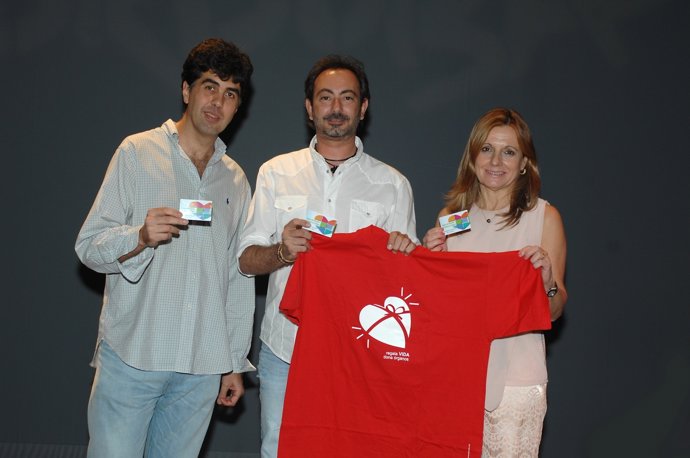 El guitarrista, entre el coordinador de trasplantes y la gerente del hospital