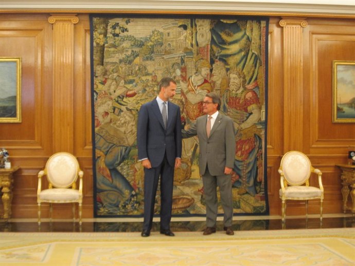 El rey Felipe VI con el presidente de la Generalitat, Artur Mas, en La Zarzuela
