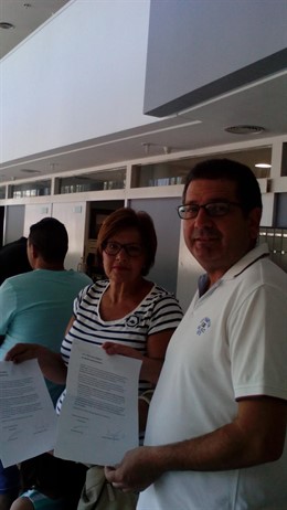 Los exconcejales, Amparo Hidalgo y Juan Carmona, entregan 4.960 euros